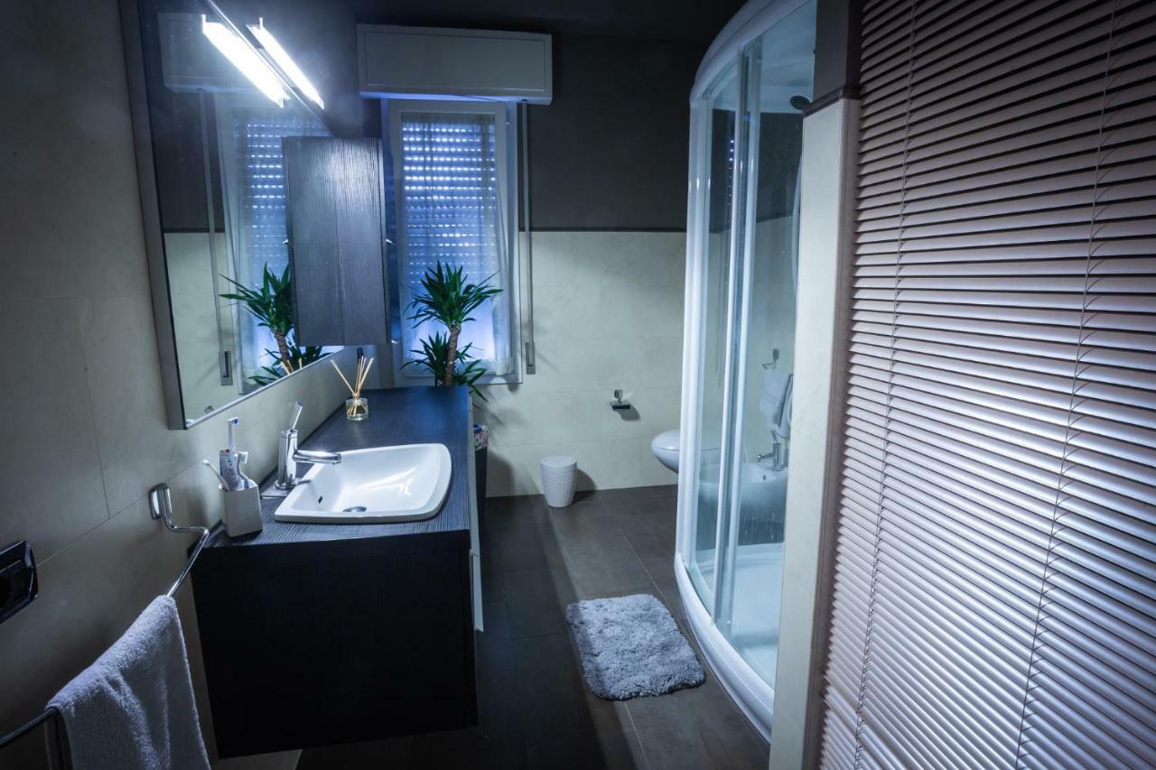 Cinematic Modern Flat, 100 Mt Da Ospedale Apartment Ravenna Ngoại thất bức ảnh