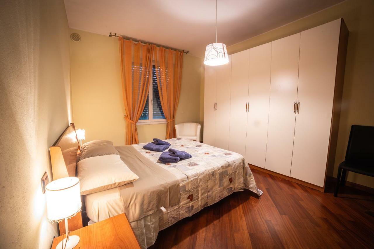 Cinematic Modern Flat, 100 Mt Da Ospedale Apartment Ravenna Ngoại thất bức ảnh