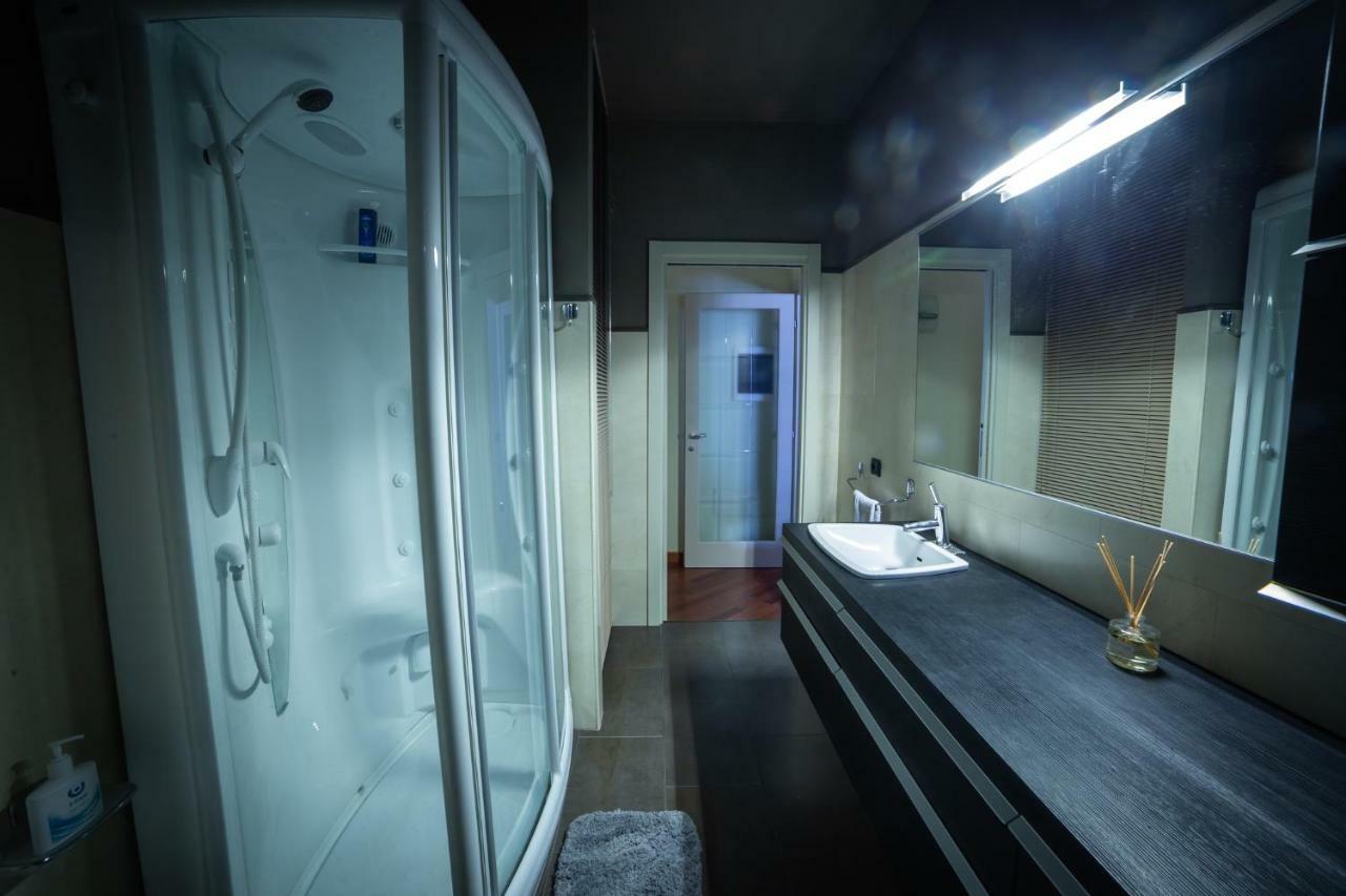 Cinematic Modern Flat, 100 Mt Da Ospedale Apartment Ravenna Ngoại thất bức ảnh